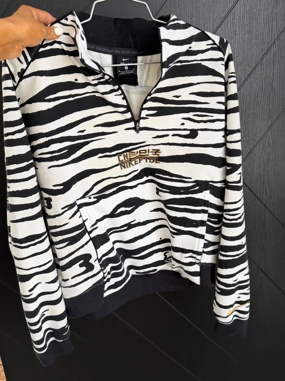 Nike Medium Black & White Zebra-Print Pullover and XS High-Rise Shorts Set
